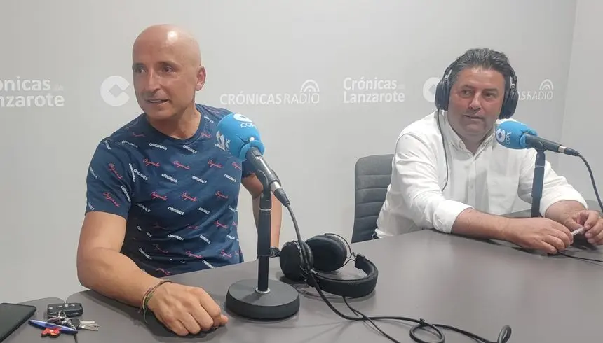 Juan Antonio Carreño y Gerardo Rodríguez en los estudios de Crónicas Radio-COPE Lanzarote