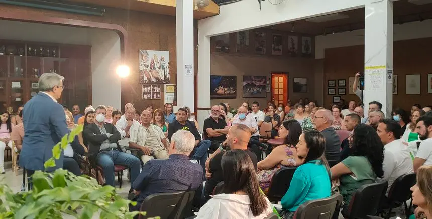 Román Rodríguez charlando con la gente que acudió al encuentro