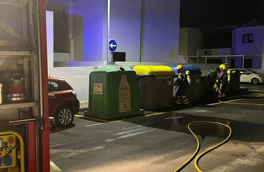 Los bomberos sofocan el conato de incendio en Playa Honda.