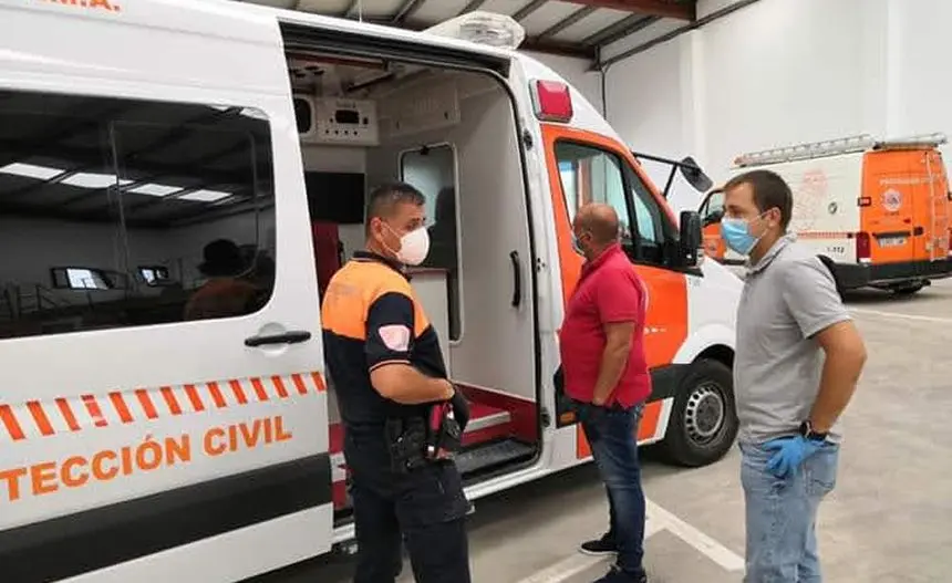 Bruno Medina charlando con la gente de Protección Civil de Yaiza.