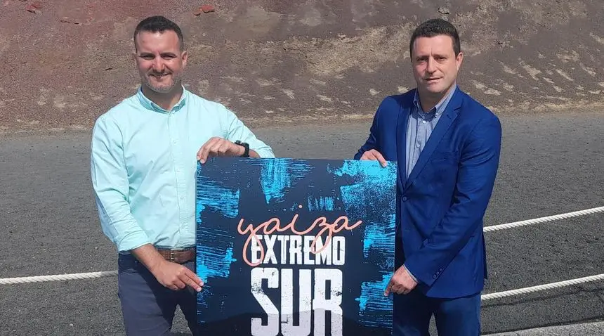 Ángel Lago y Óscar Noda con el cartel de la prueba.