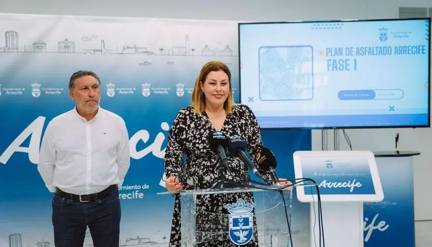 Roberto Herbón y Astrid fPérez este jueves durante la presentación del Plan