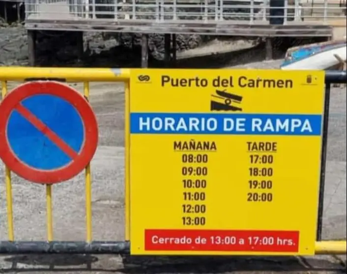 Imagen de la valla que se ha colocado en el puerto de La Tiñosa