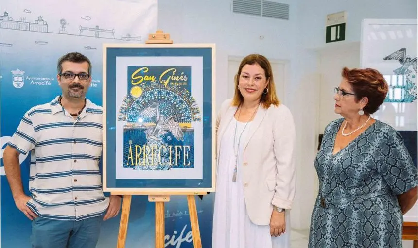 El autor del cartel con la alcaldesa de Arrecife y la concejal de Festejos