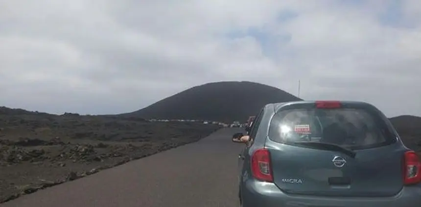 Imagen de una de las habituales colas para acceder a Timanfaya