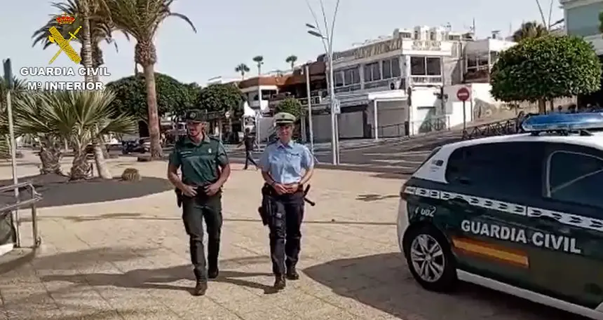 Imagen de una de las patrullas mixtas en Puerto del Carmen.