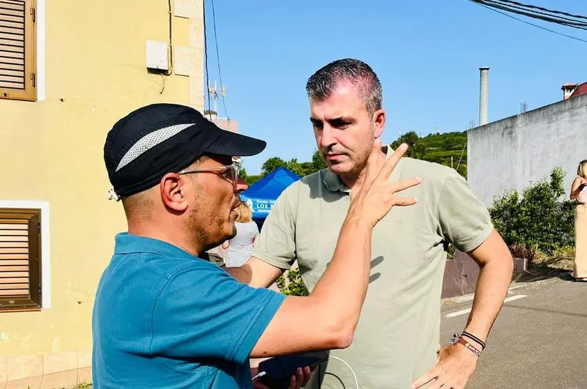 El presidente del PP de Canarias, Manuel Domínguez, interesándose por la situación del incendio en Tenerife.