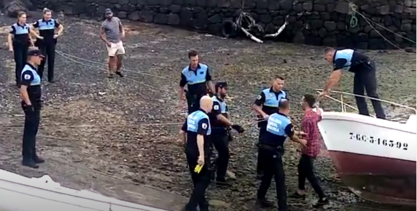 Imagen de la Policía Local deteniendo al ladrón tras encontrarlo dentro del barco.