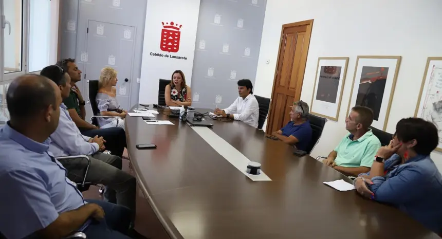Imagen de la reunión de los representantes del Cabildo con los transportistas.