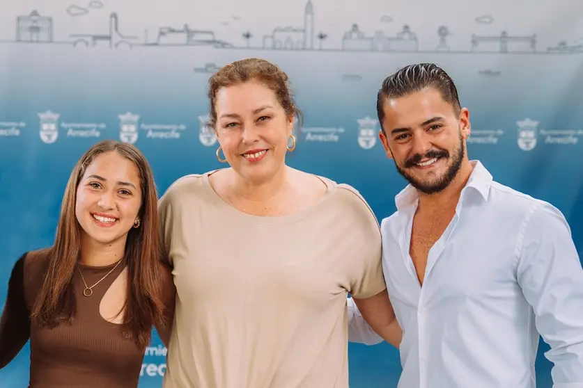 Astrid Pérez junto a Marcos García y Ainara Soto.