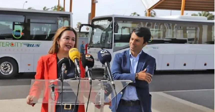 Imagen de María Dolores Corujo durante la presentación de las nuevas guaguas.