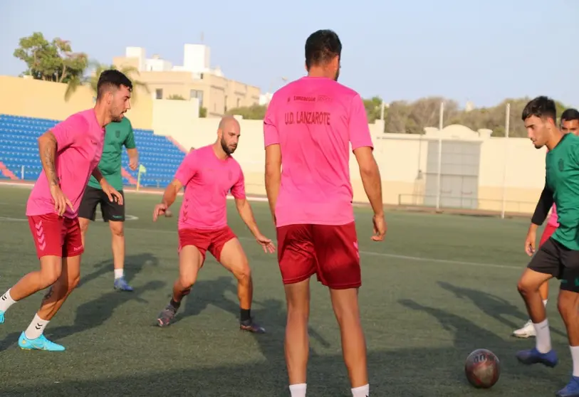 Imagen de los jugadores de la UD Lanzarote durante el primer entrenamiento de la pretemporada.