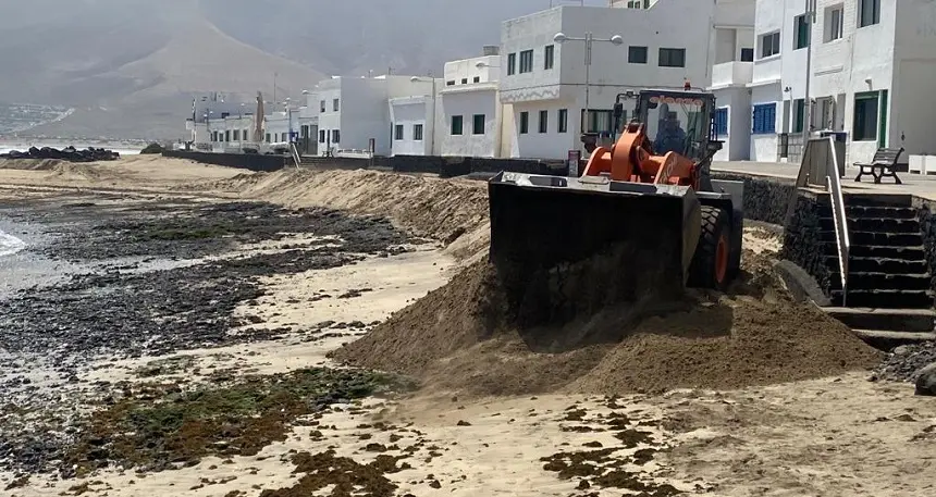 Imagen de la resposición de la arena de la caleta de Famara.