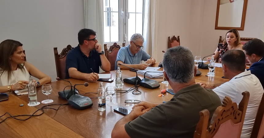 Imagen de la reunión de María Dolores Corujo con los representantes de los diferentes municipios.