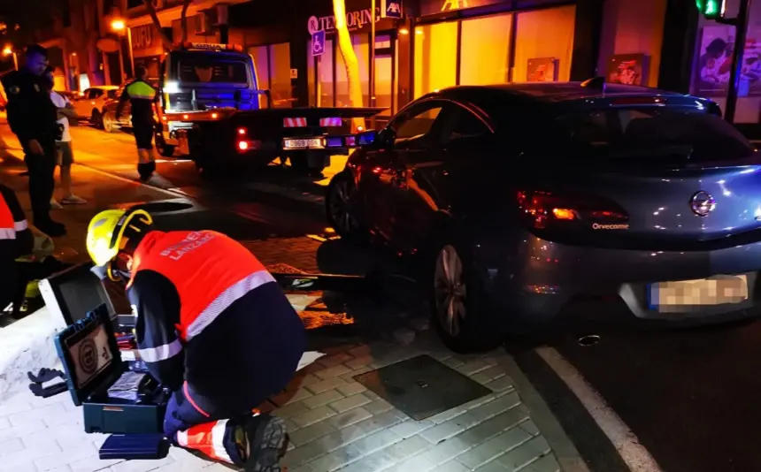 Imagen de los bomberos actuando junto al semáforo derribado.
