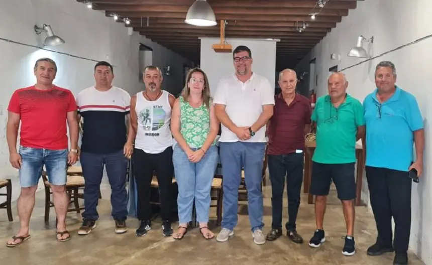 Isidro Pérez y Estefanía Luzardo junto a representantes del San Bartolomé CF.