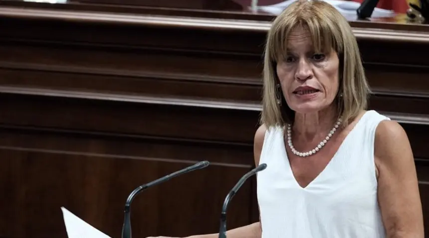 Imagen de Esther González en el Parlamento de Canarias.