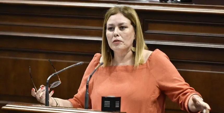 Astrid Pérez en el Parlamento autonómico