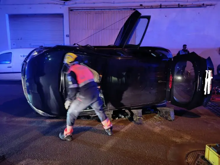 Actuación de los bomberos en el accidente de la calle Saltona de Arrecife.