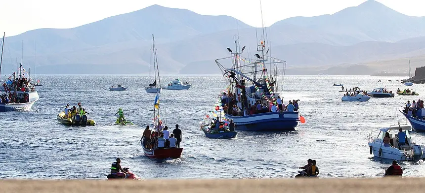 Imagen de la procesión marítima de las fiestas de Puerto del Carmen.