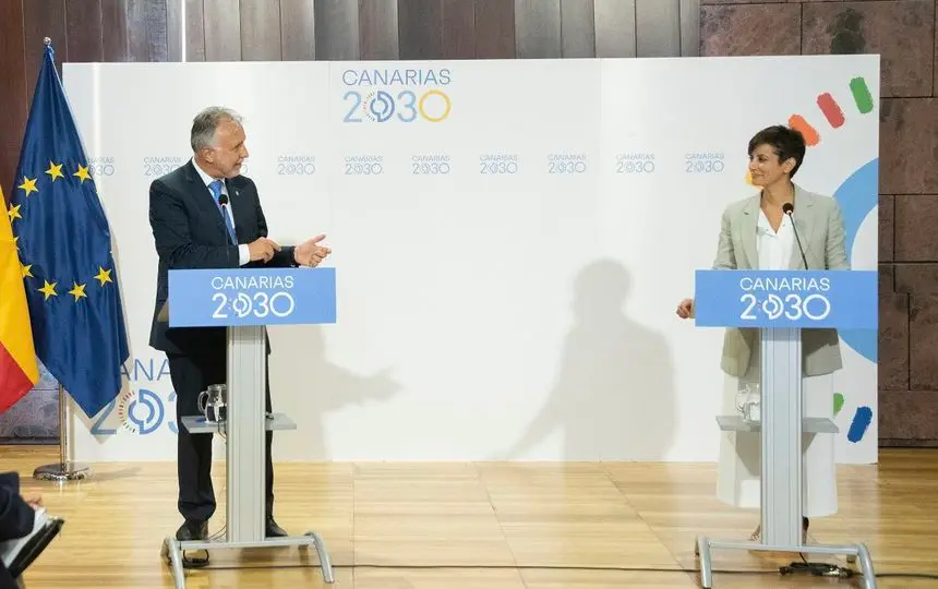 El presidente de Canarias, Ángel Víctor Torres, junto con la ministra de Política Territorial y portavoz del Gobierno central, Isabel Rodríguez, en el marco de la Comisión Mixta de Transferencias celebrada en la sede Presidencia de Santa Cruz de Tenerife.