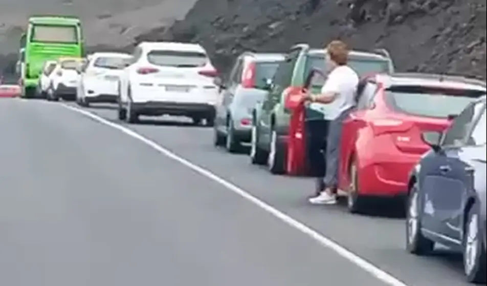 Imagen de la gente bajándose de los coches por la cola que hay. 