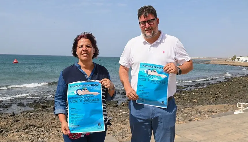 Imagen de Isidro Pérez y Alma González presentando la campaña Ven y Mojate.
