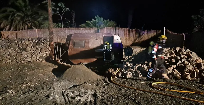 Imagen de los bomberos apagando el fuego en el interior de una autocaravana.