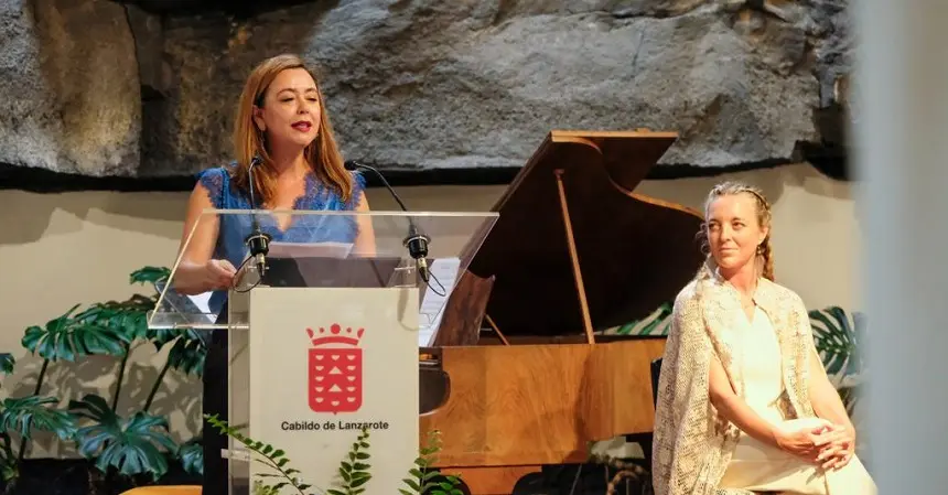 Imagen de María Dolores Corujo junto a la autora Itxaso Elorduy en la presentación del libro Lava y Arena. La Agricultura heroica de Lanzarote.