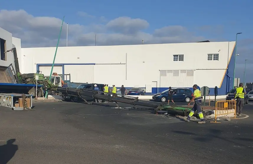 Imagen de la caída de la grúa de las obras del Hospital Doctor José Molina Orosa 