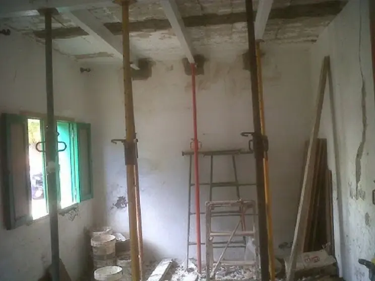 Imagen del interior de una de las viviendas de Titerroy deterioradas que llevan más de una década esperando por su rehabilitación.