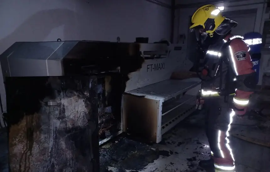 Imagen de los bomberos durante su actuación en un hotel de Playa Blanca.