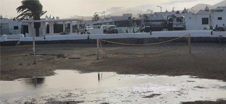 Imagen de las aguas fecales situadas en una playa de Playa Honda. 