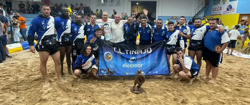 Imagen del Club de Lucha de Tinajo celebrando su cuarto título de la temporada.