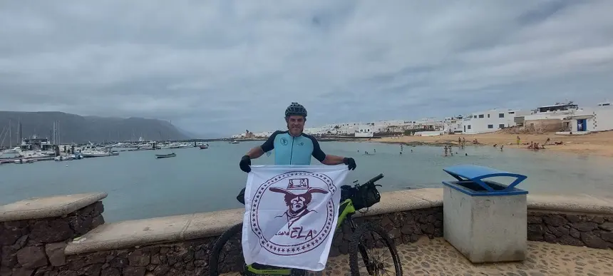 Imagen de Nacho Herrero durante la realización del reto de recorrer toda Canarias en bicicleta.