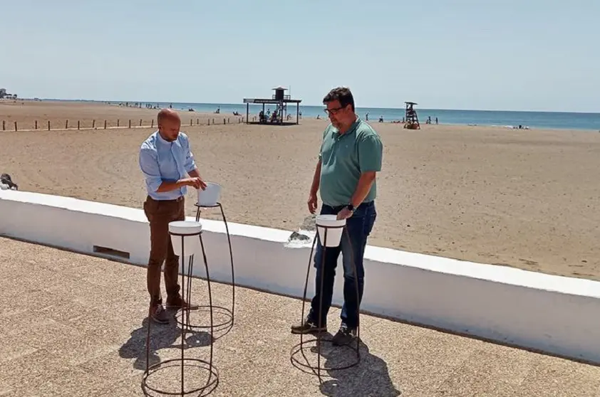 Imagen de Isidro Pérez y Raúl de León junto a los nuevos ceniceros de Playa Honda.