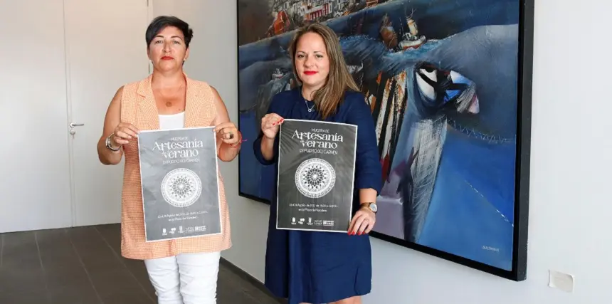 Kalinda Pérez y Carmen Guadalupe presentando la muestra de artesanía.