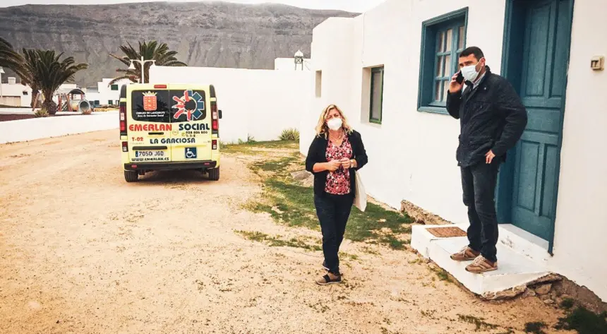 Imagen de Alicia Páez y Oswaldo Betancort en La Graciosa.