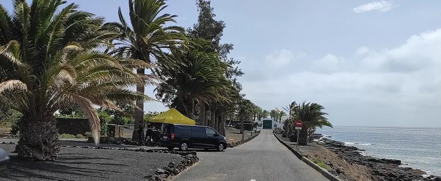 Imagen de un vehículo entrando en la residencia de La Mareta.