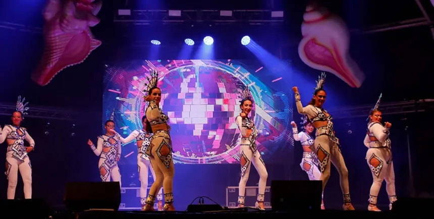 Imagen del grupo del ballet Dance Pop  durante su actuación por las fiestas del Carmen.