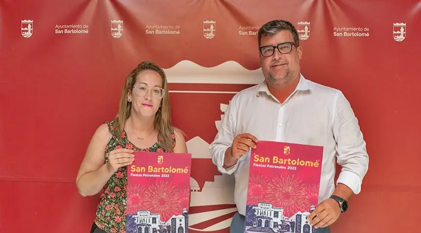 Isidro Pérez y Estefanía Luzardo presentando el programa de las fiestas patronales de San Bartolomé.