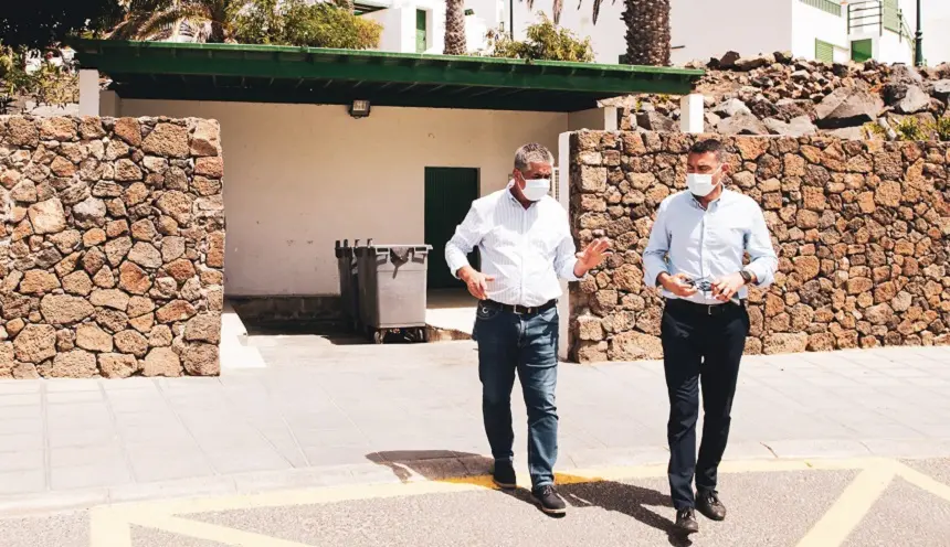 Eugenio Robayna y Oswaldo Betancort en el punto limpio de Costa Teguise.