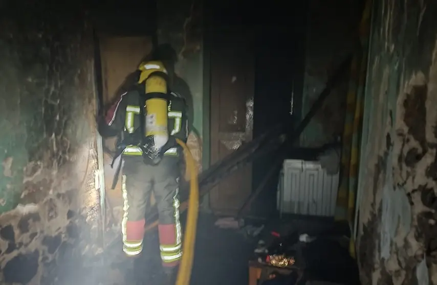 Imagen de los bomberos actuando en el incendio en la casa ocupada.