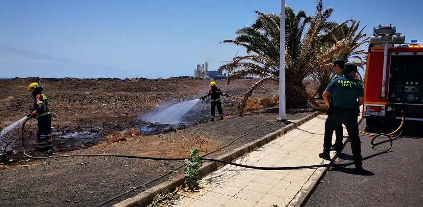 Los bomberos y la Guardia Civil durante su actuación en Costa Teguise.