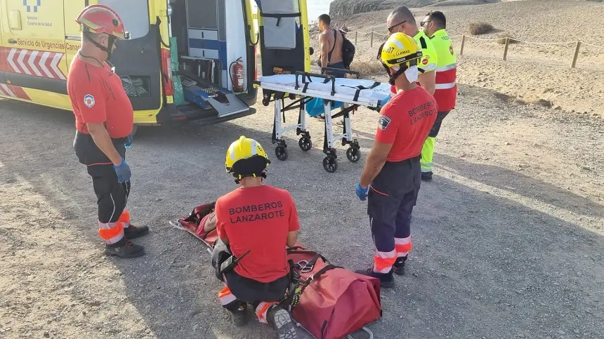 Imagen de los bomberos auxiliando a la mujer lesionada.