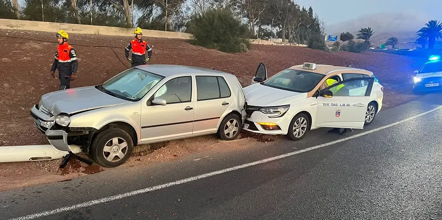 Imagen del estado del vehículo tras el choque con la farola.