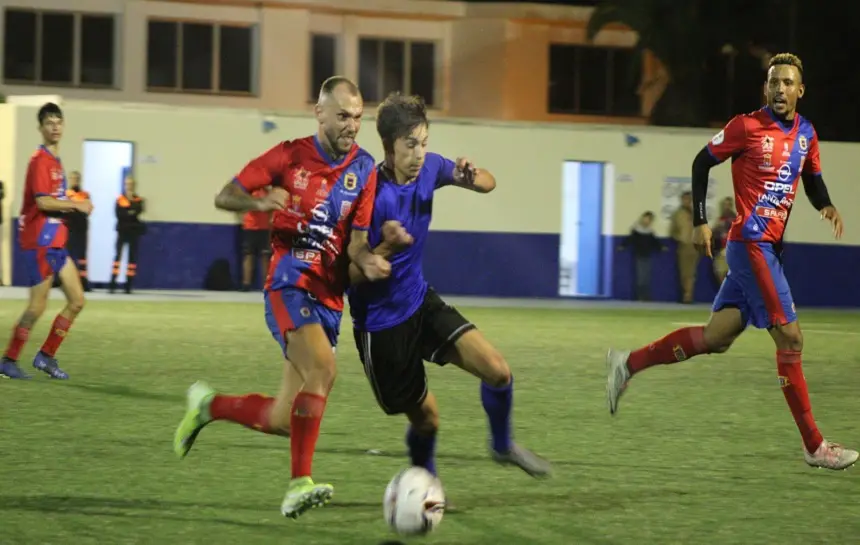 Imagen de un jugador de la UD Lanzarote y del O. Marítima en la disputa de un balón.