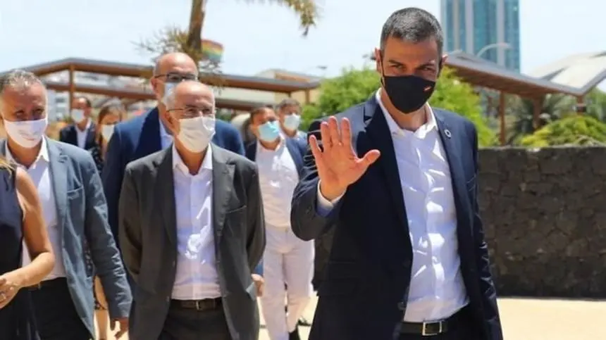 Imagen de Archivo de Pedro Sánchez junto a Ángel Víctor Torres en una visita al Cabildo de Lanzarote.