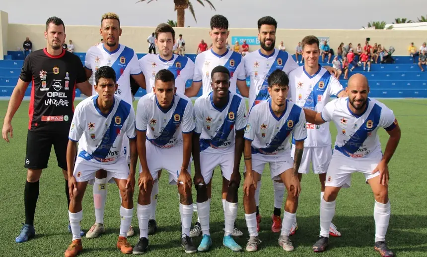 Imagen del once inicial de la UD Lanzarote en su partido contra el CD Tinajo.