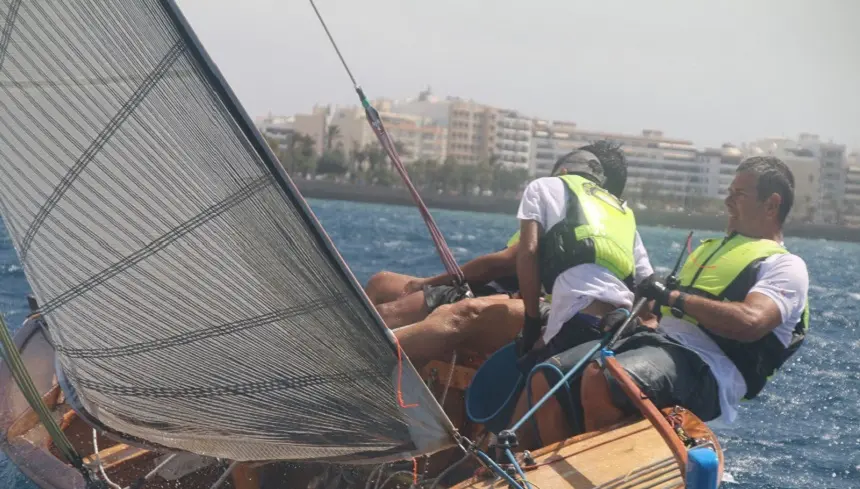 Imagen de una de las embarcaciones participantes de la 2º regata de la Liga Insular de 5 metros realizando una maniobra.